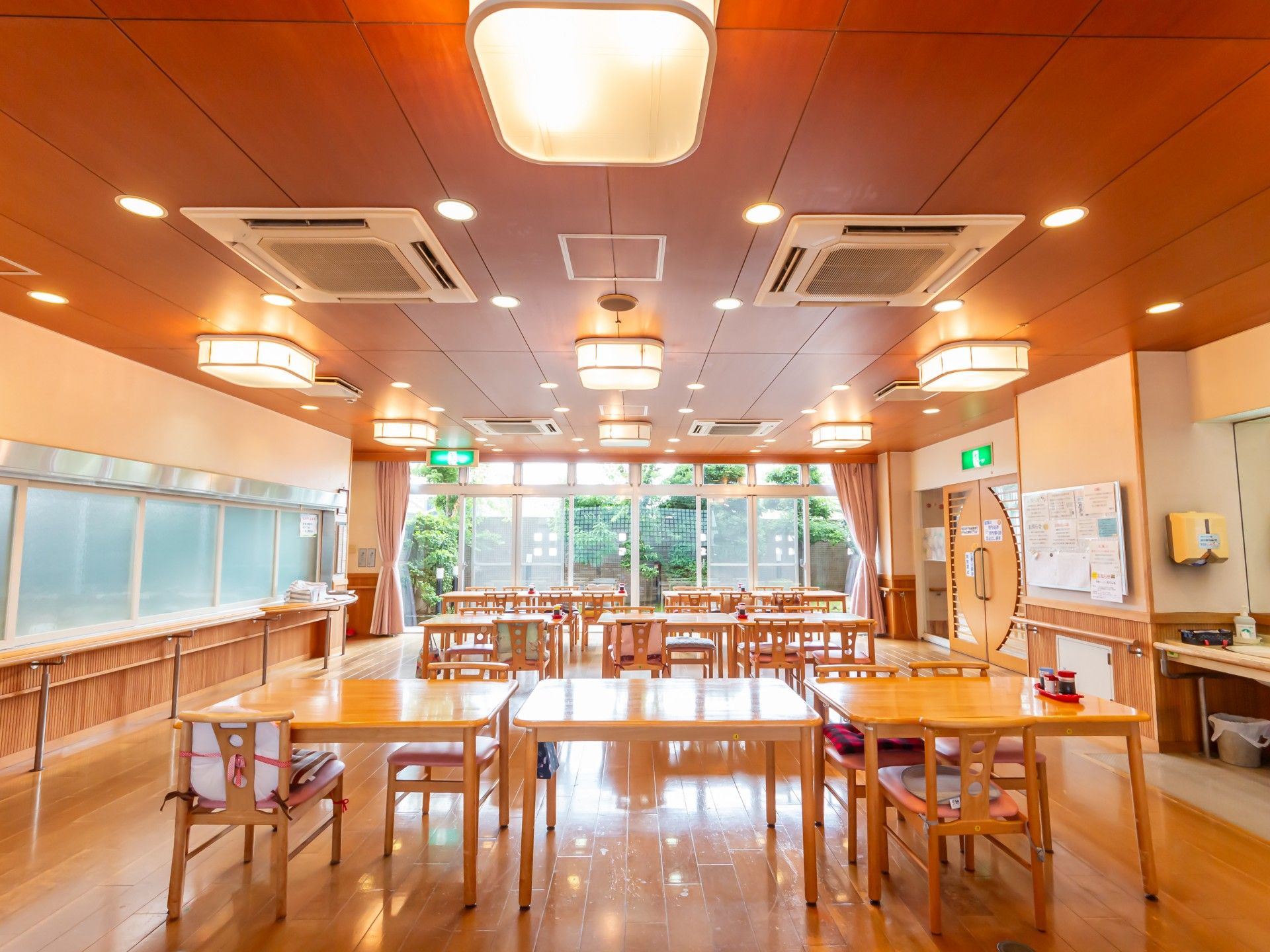 温かみのある食堂空間