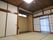 床の間付きの和室は畳敷きで押し入れもあり、廊下と部屋の間には障子が設置されている。