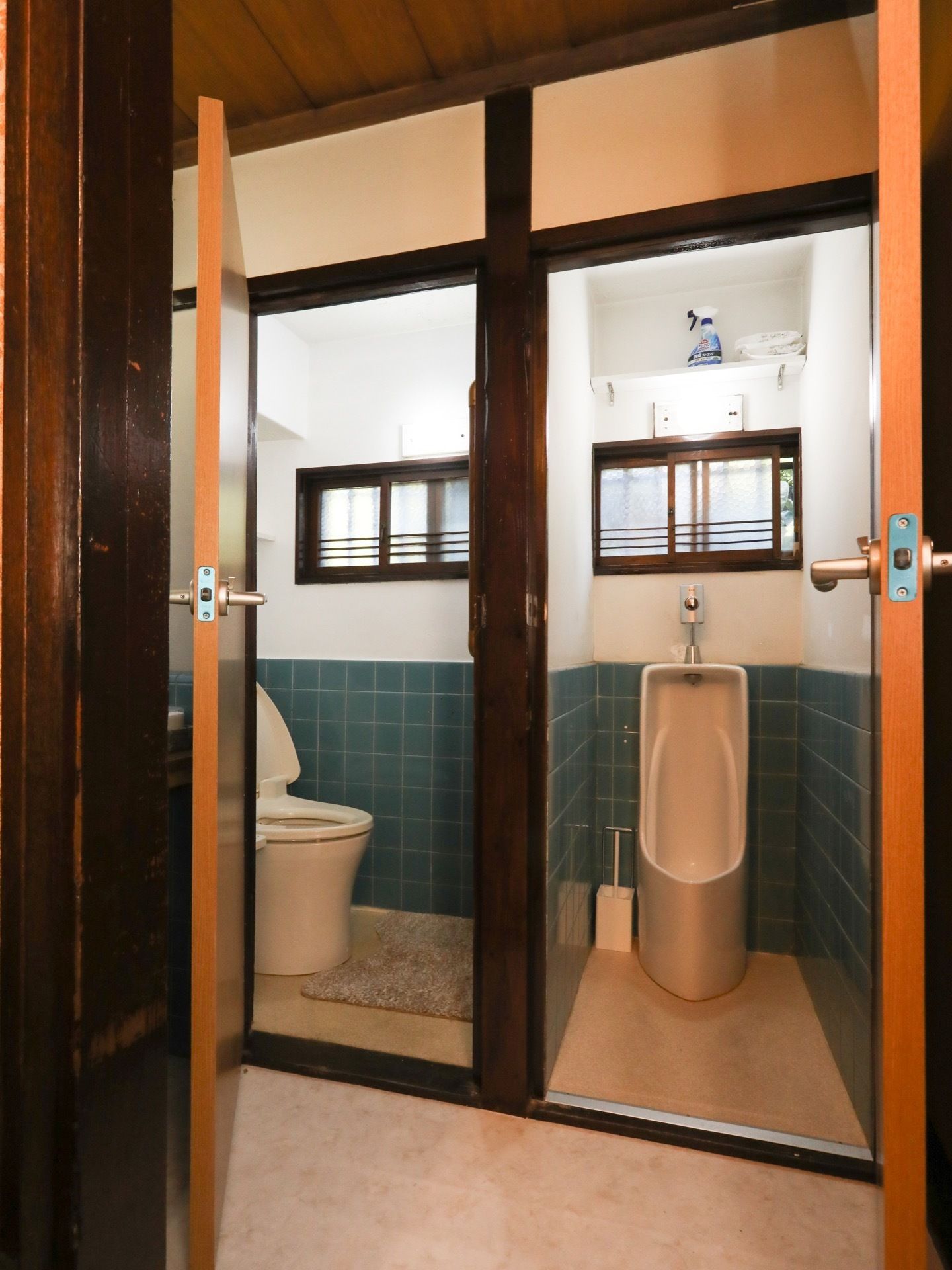 ２種類のトイレが並んでいる。それぞれ個室である。また、トイレ内には窓が設置されており、片方は少し開いている状態である。