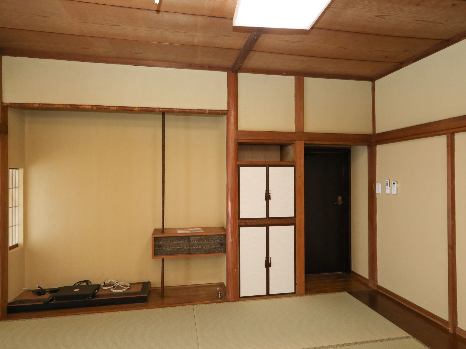 畳敷きで、床の間のある空間となっている。隣には、２段に分かれた白い扉の収納棚が設置されている。また、壁にはリモコンが取り付けられている。