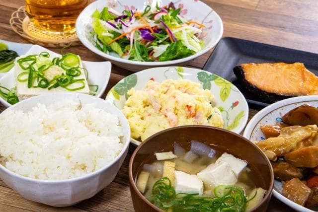 焼き鮭とポテトサラダ、冷やっこや煮物とご飯と味噌汁