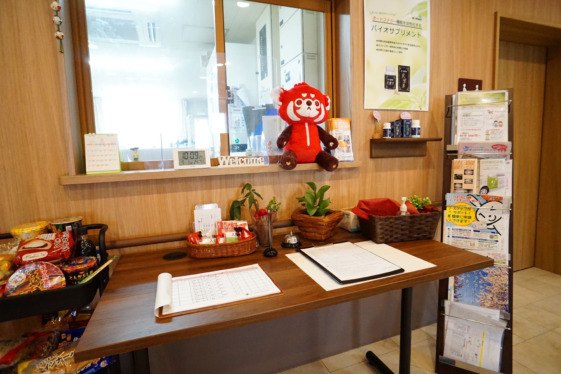 スタッフルームも兼任している、明るく広い受付