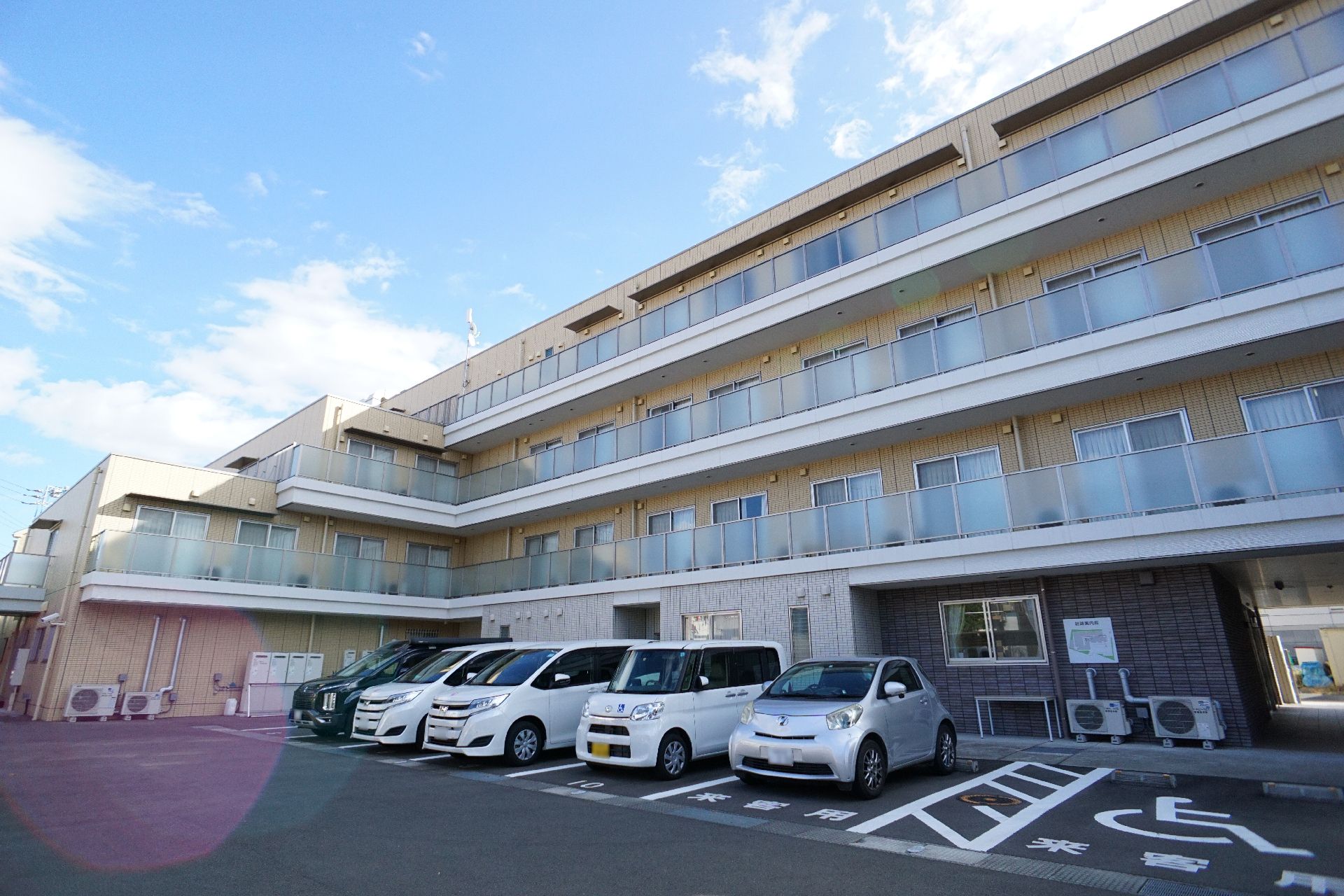 施設前に車が停まっている様子の外観