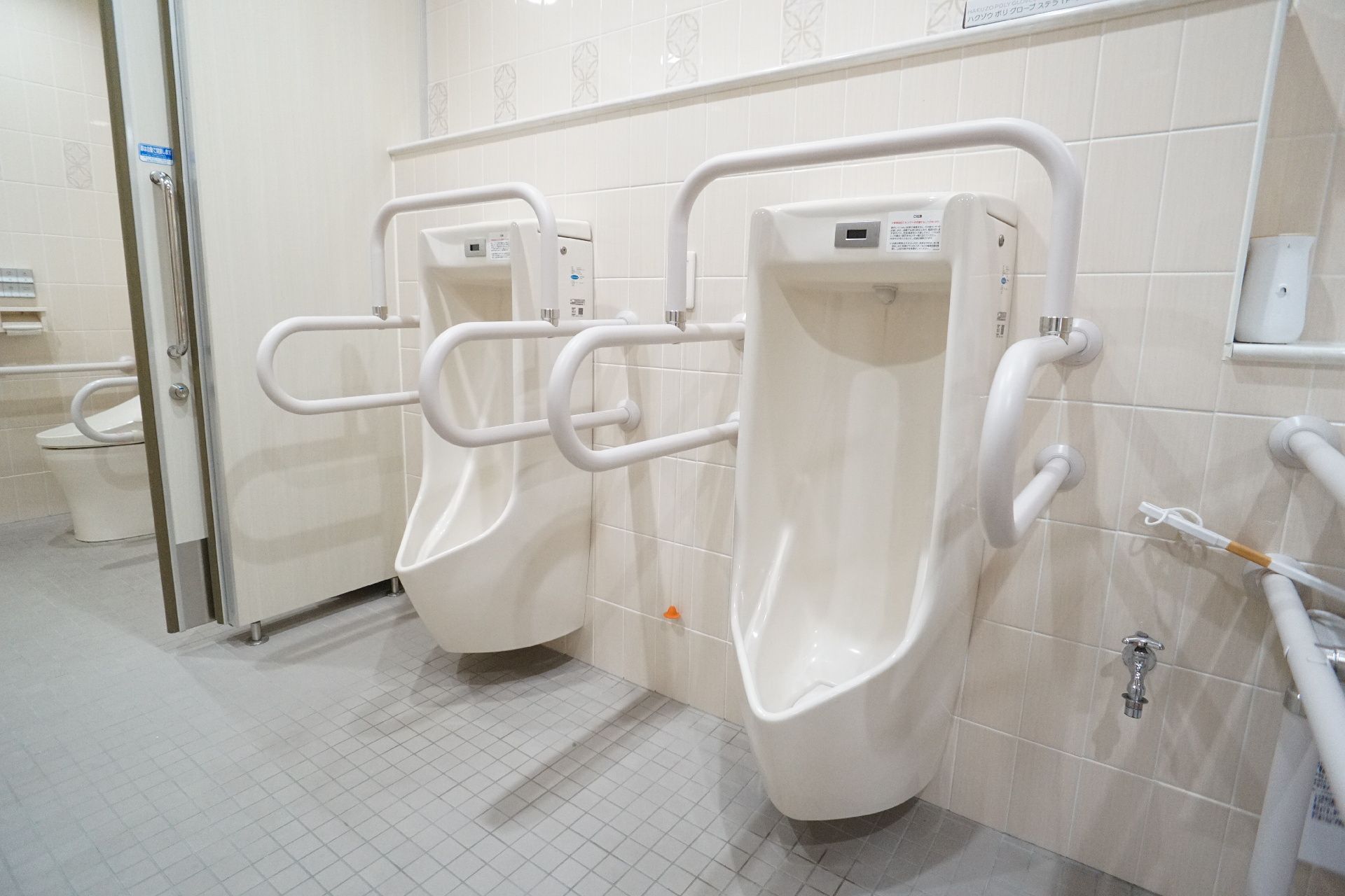 小便器に手すりが施されているトイレ