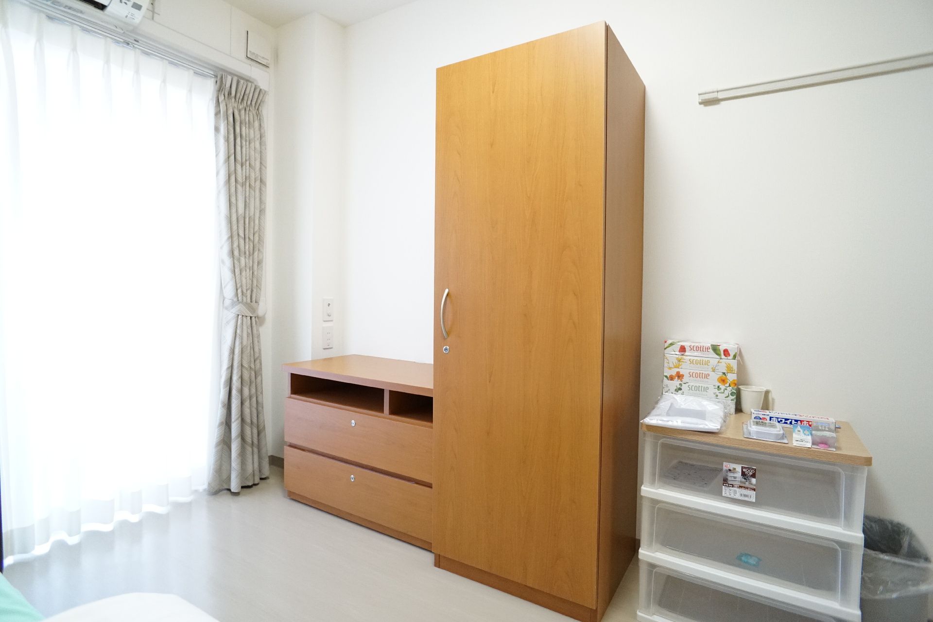 木製の家具が置かれている居室