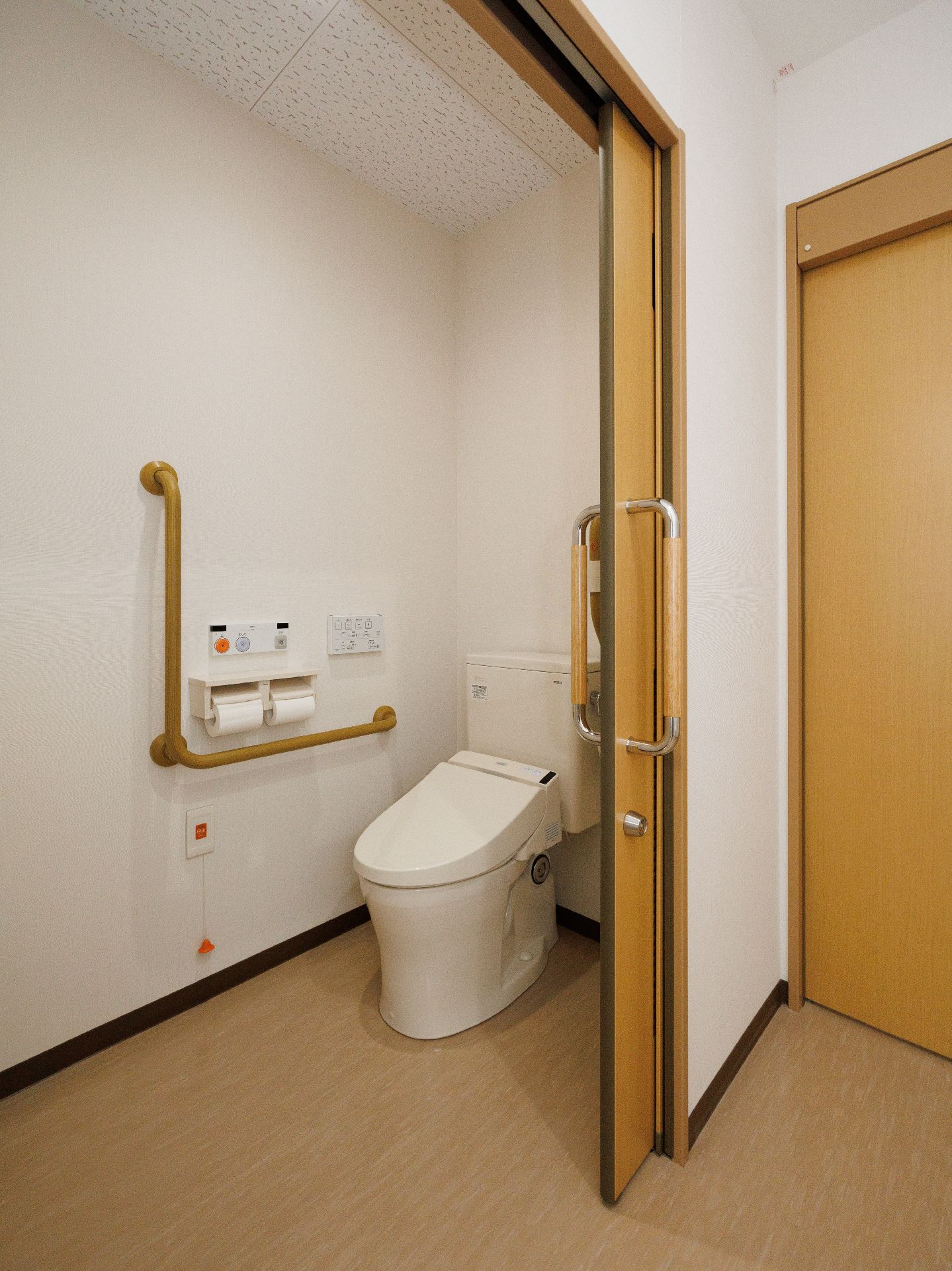 手すりが取り付けられ、楽に使用できる洋式トイレ