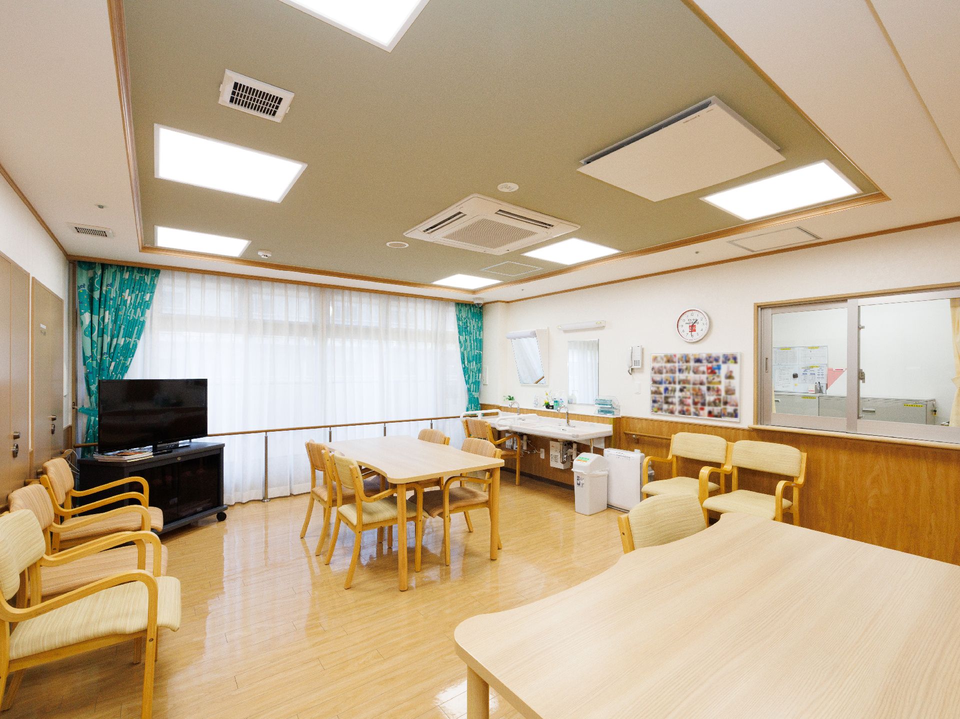椅子やテーブル、テレビが置かれ、入居者が自由に行動できる場である共有スペース
