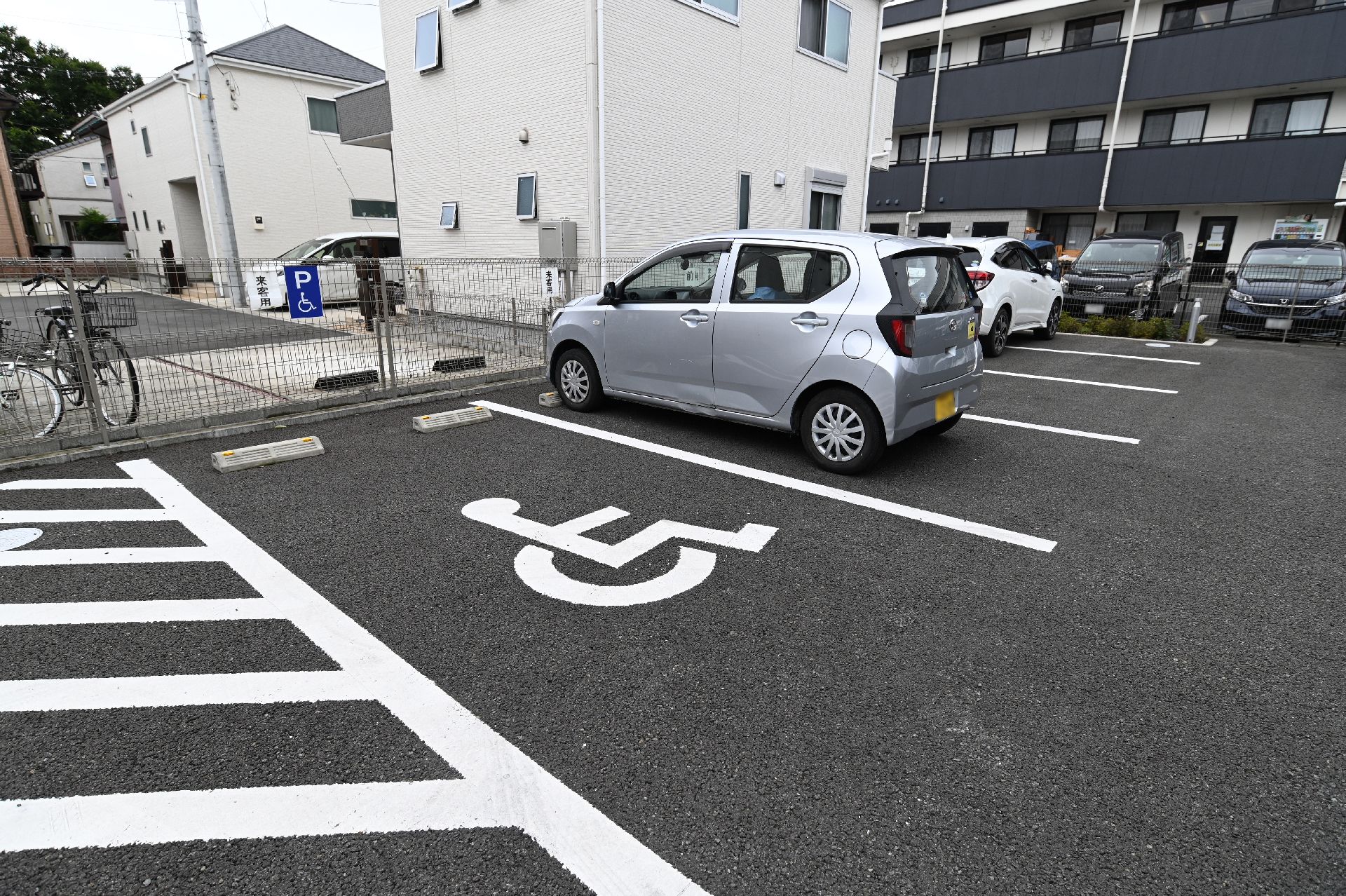 遠方からでも簡単にアクセスすることができる駐車場