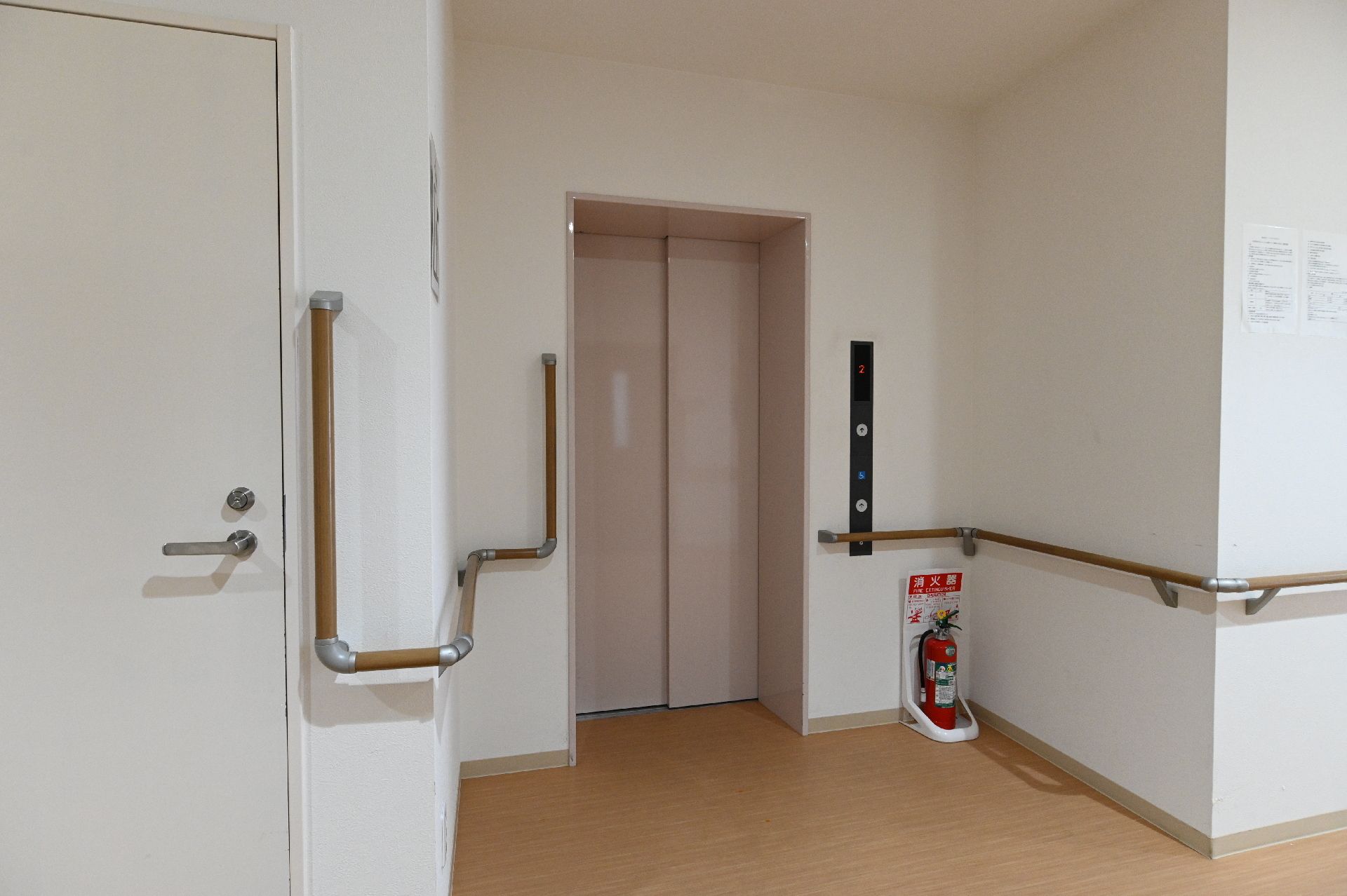 手すりがついていてエレベーターに入りやすい廊下