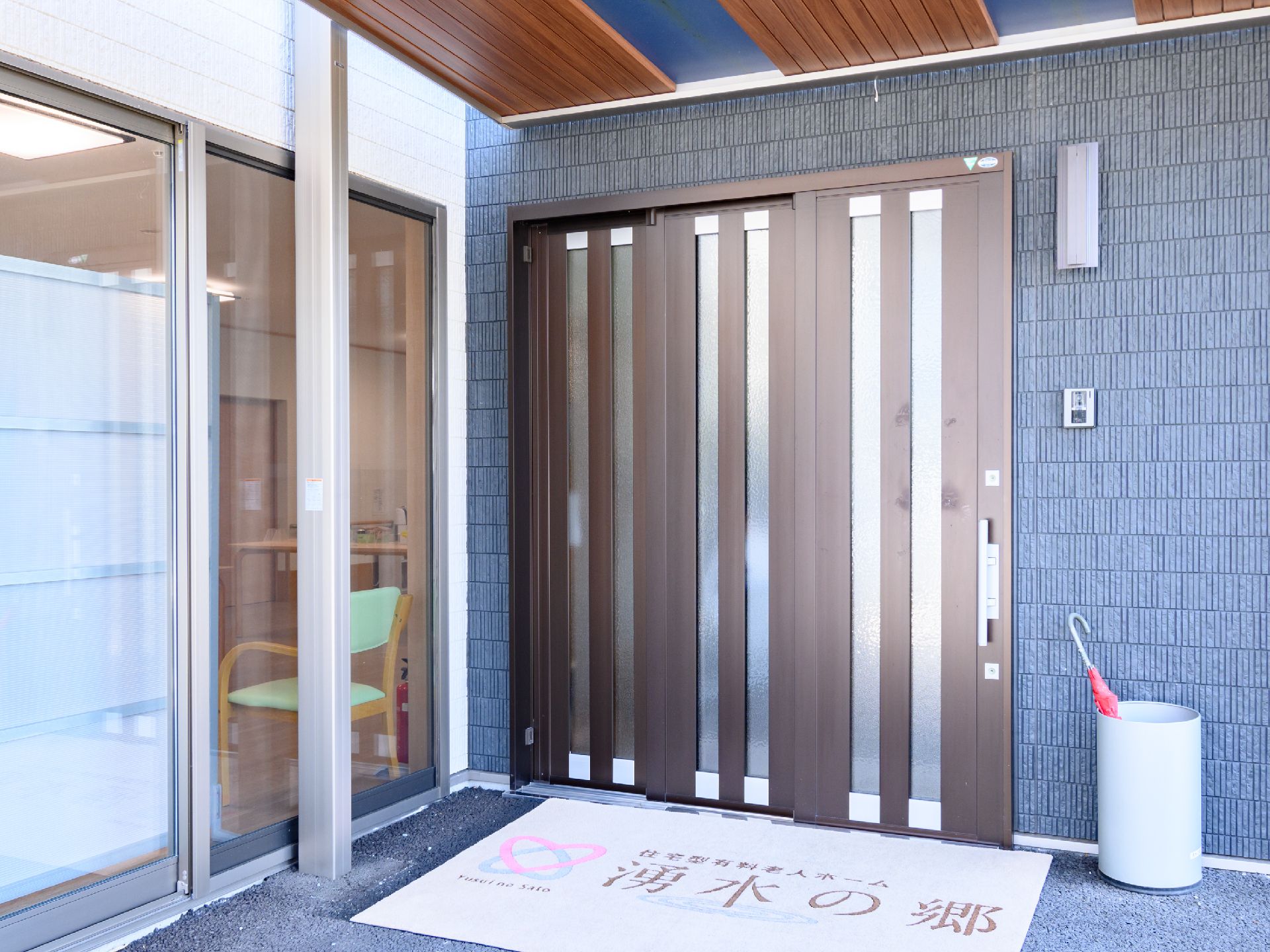 黒いレンガ調の建物の壁に配置された木製の扉