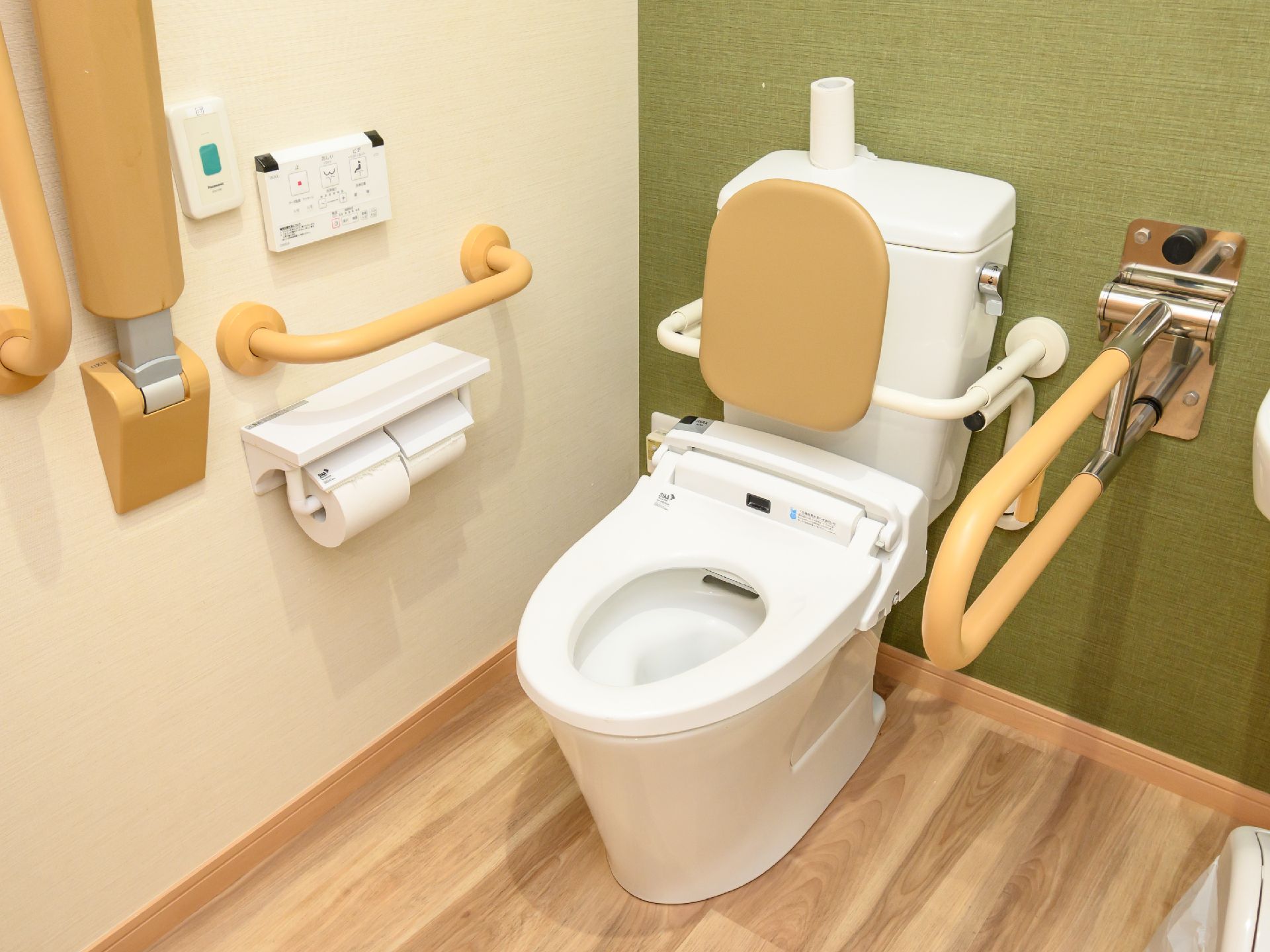 木製の手すりに囲まれた白い洋式便器