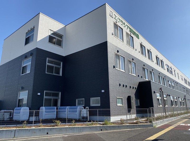 明るい外観の建物