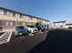 介護施設外観と駐車場