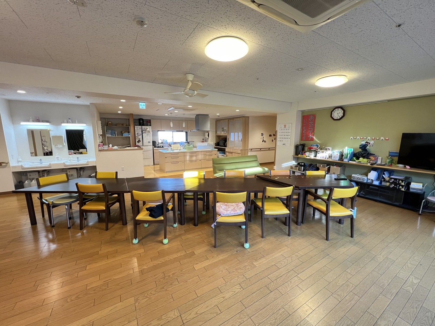広いテーブルのある部屋