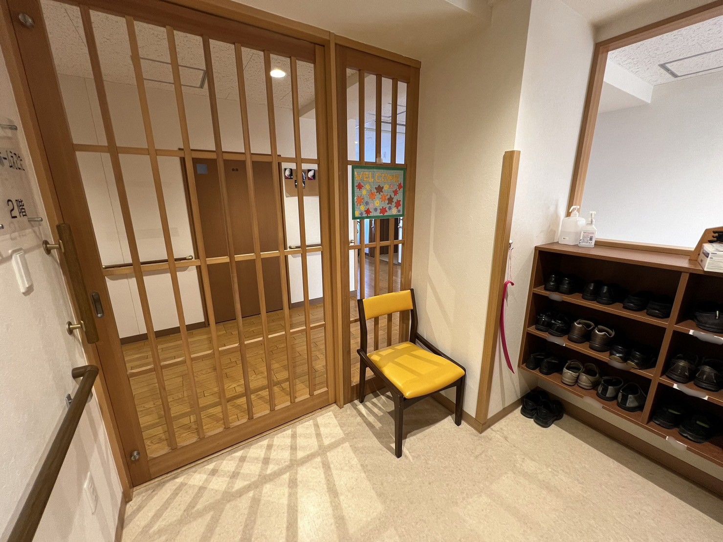木製の扉と靴棚のある廊下