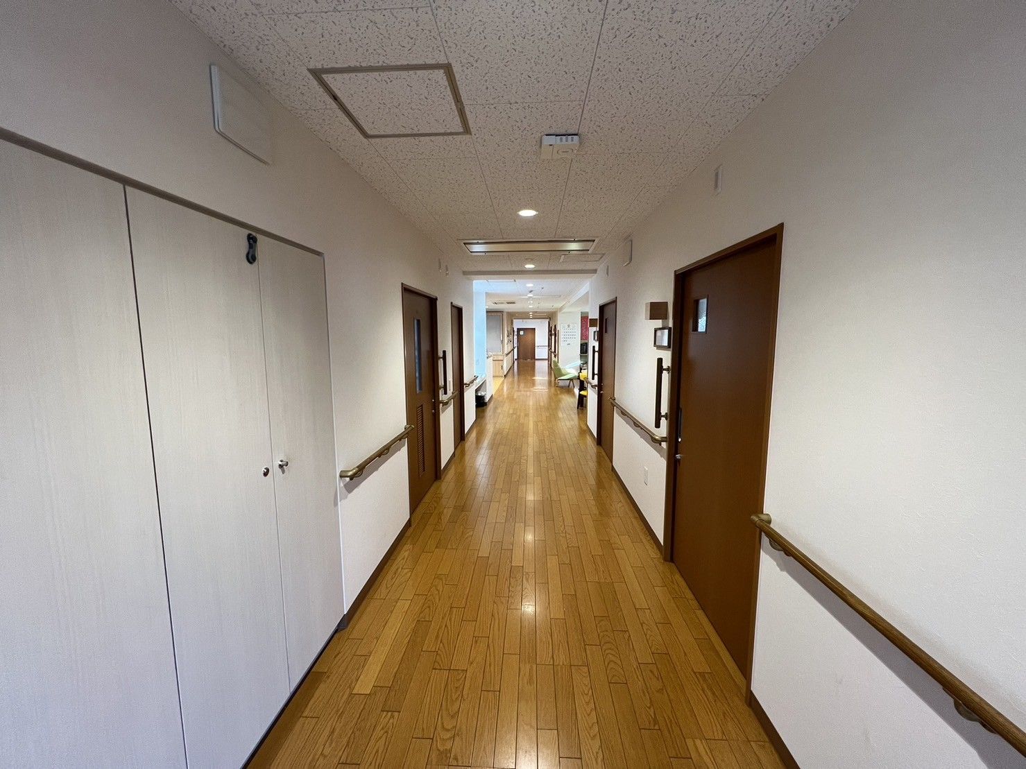 手すり付きの長い廊下