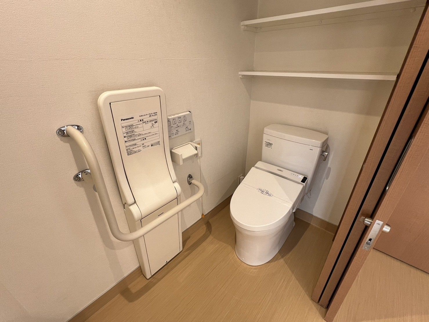 手すり付きのトイレ