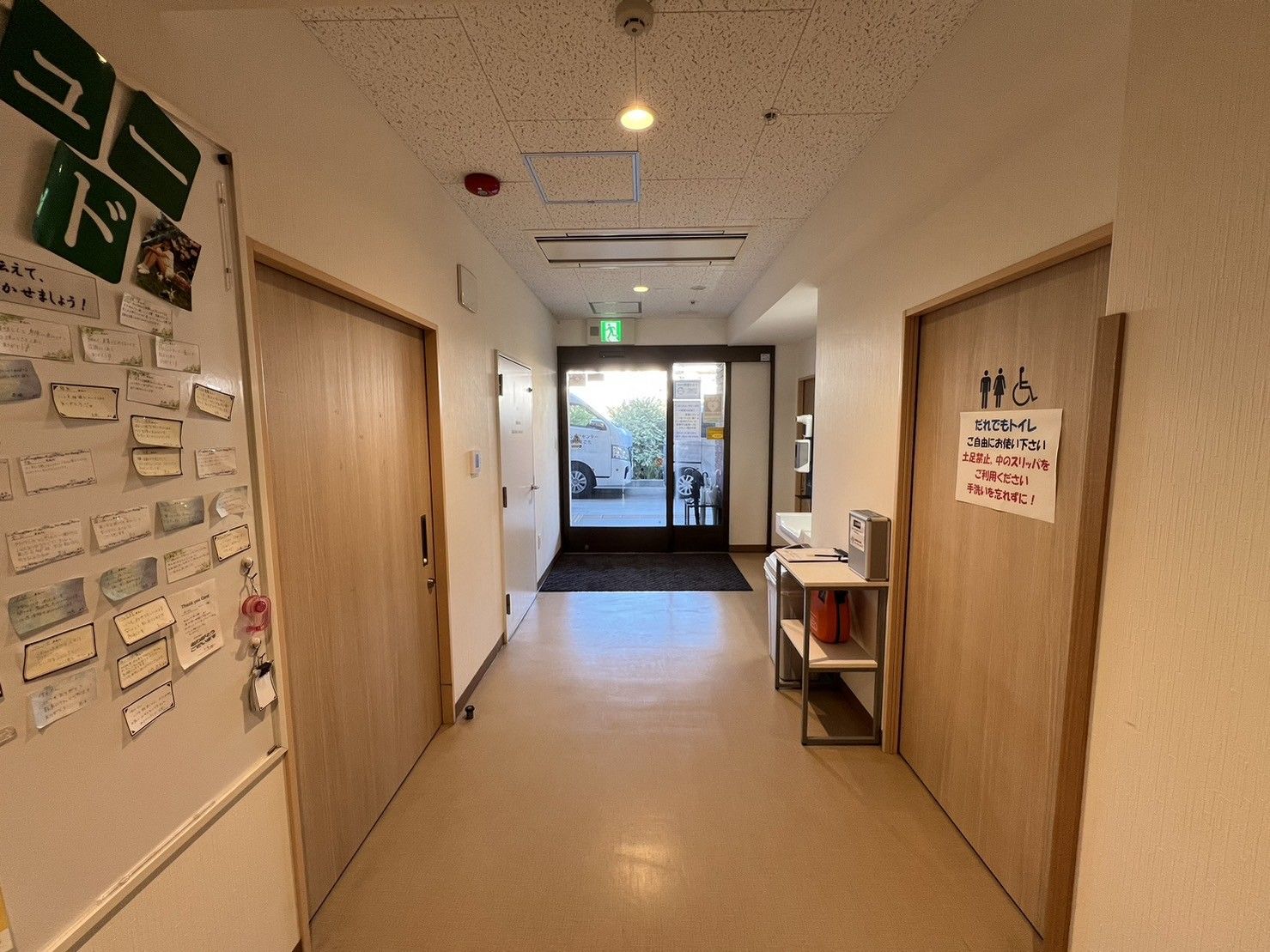 明るい廊下と出入口