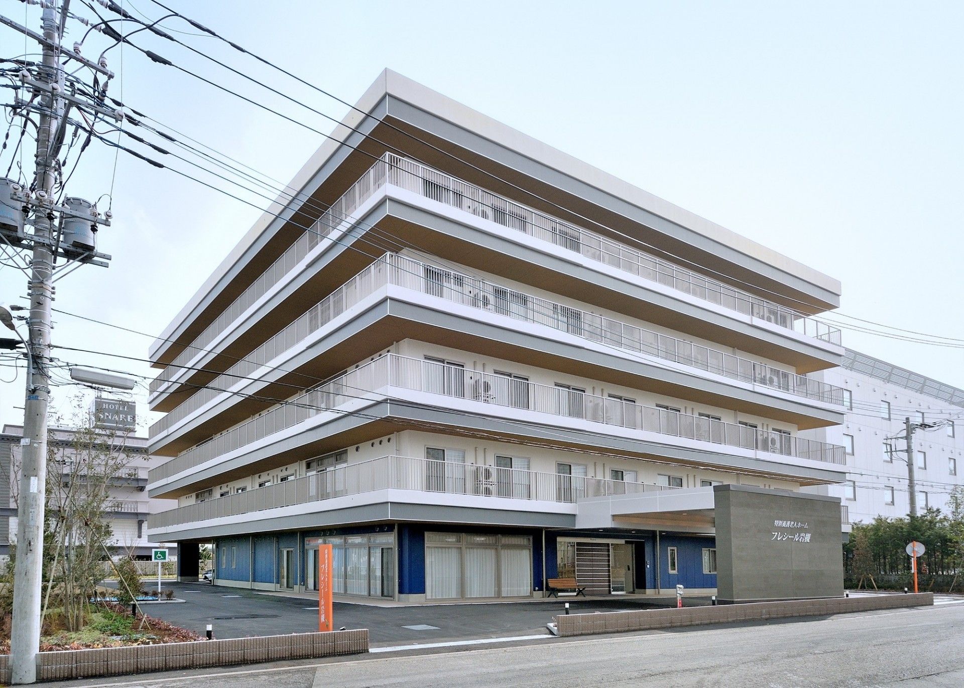 多階層の建物外観