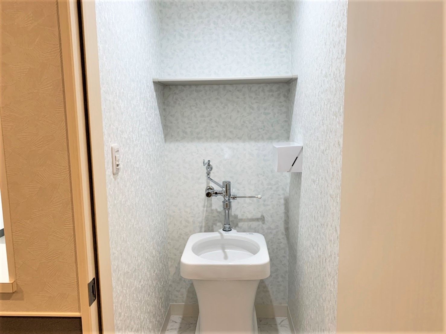 蓋のない一人用のトイレの様子。高齢者向け施設内にあるトイレ