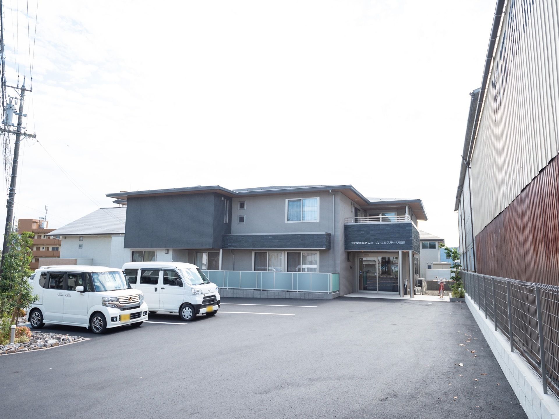施設は、ダークグレー色が基調の落ち着いた雰囲気の建物である。建物の前に大きな駐車場が設置されている。