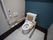 温水洗浄便座が採用されたトイレである。可動式の背もたれとひじ掛けが設置されており、立ち上がる際に体をさせることができる。
