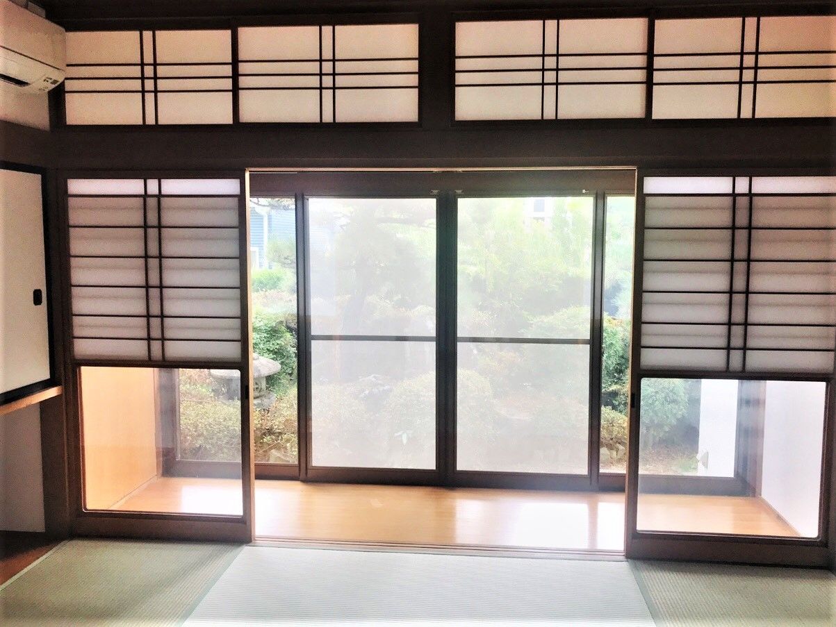 畳の部屋と窓の間には床の間もあり、窓を開けると庭を見ることができる。