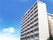 白く大きな建物はマンションのような外観。各フロアにベランダも付いている。