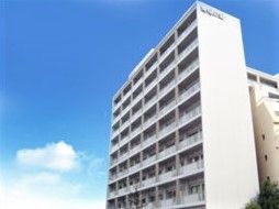 各フロアにベランダが付いた大きな白い建物は、高層マンションのような外観。