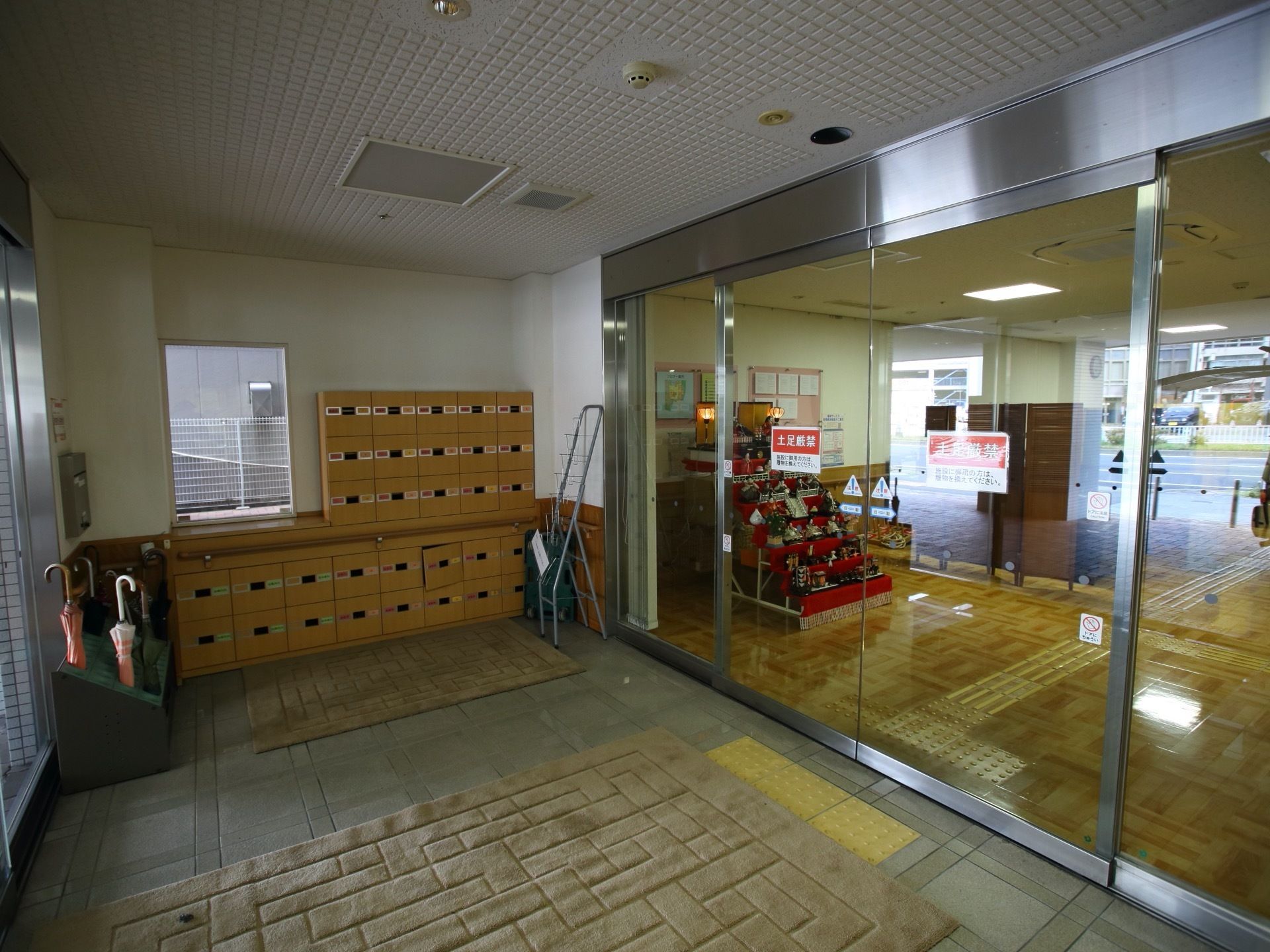 大型公共施設を思わせるような堂々とした玄関である。ガラス張りの自動ドアは綺麗に磨かれておりピカピカである。