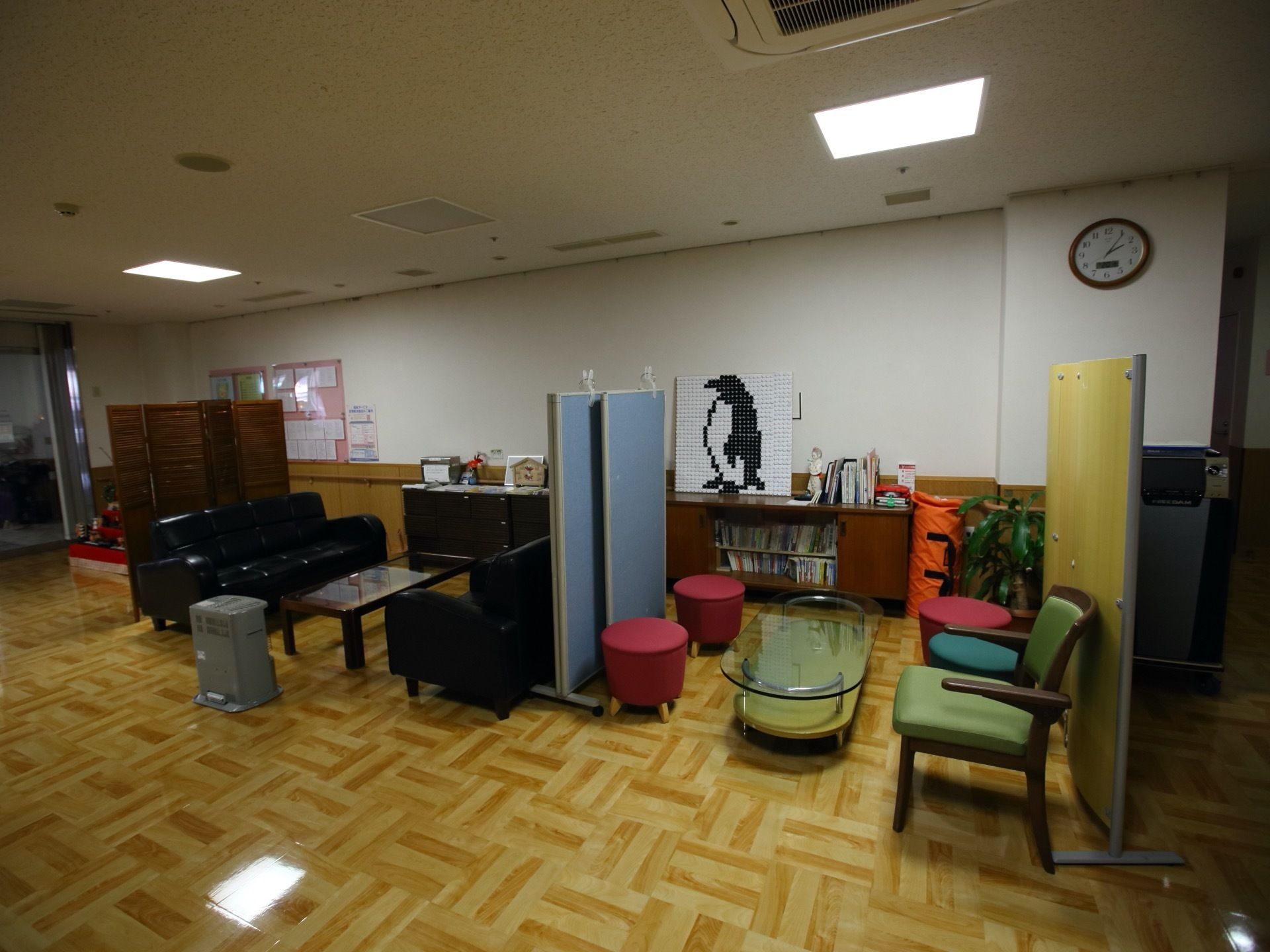 広々とした十分な空間のあるホールには、応接スペースが２ヶ所ある。ついたてが置かれているのでプライバシーが守られる。