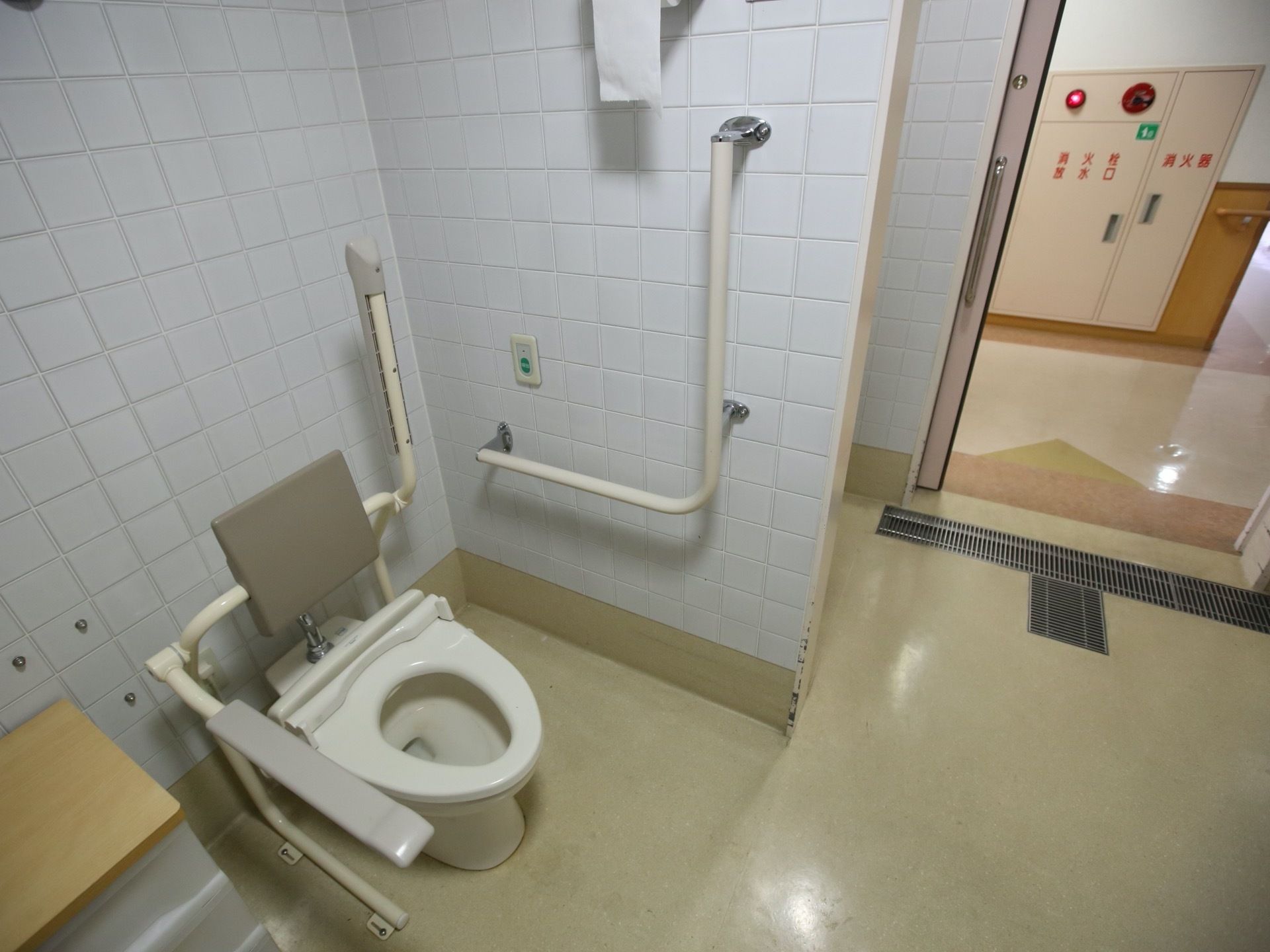 清潔感のある広いトイレである。温水洗浄便座には背もたれになるクッションが備わっていて、快適に利用できる。