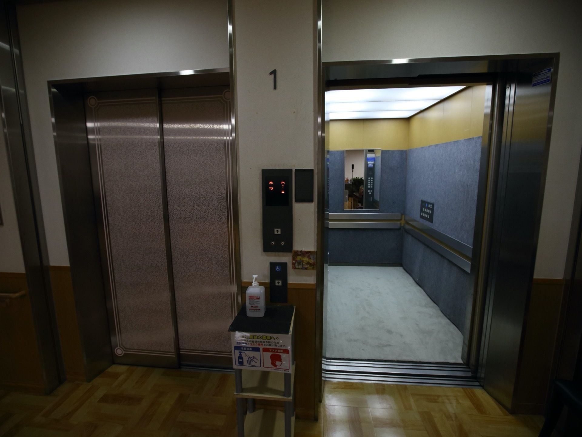 施設内には大きめのエレベーターが２基完備されている。奥行きがあり、鏡や手すり、車椅子専用の押しボタンが設置されている。