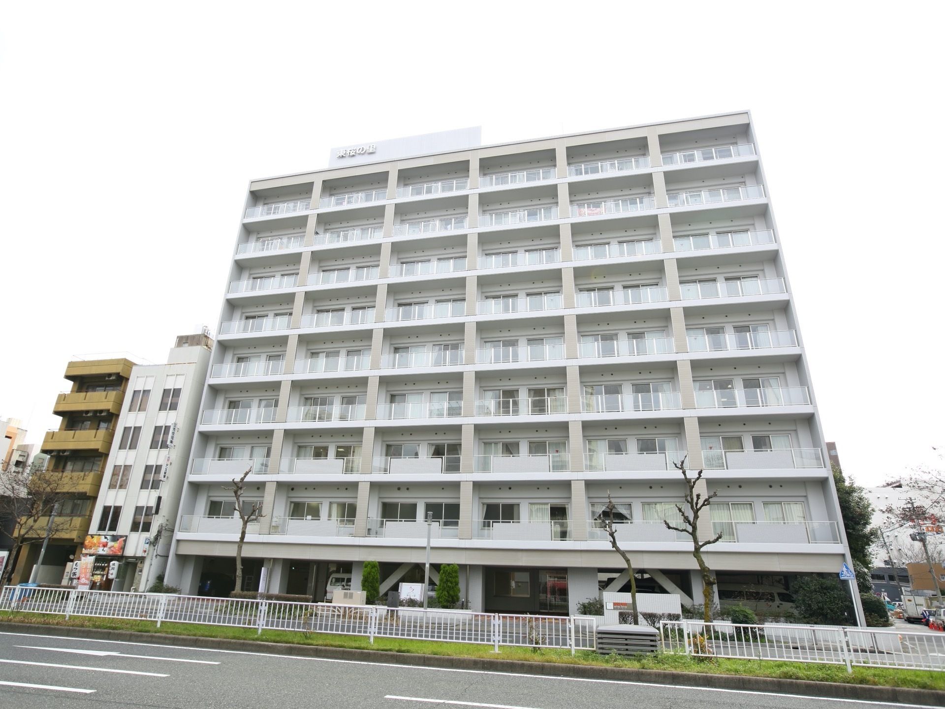 高層マンションのような９階建ての建物である。各居室にはバルコニーが完備されていて、外気に触れることができる。