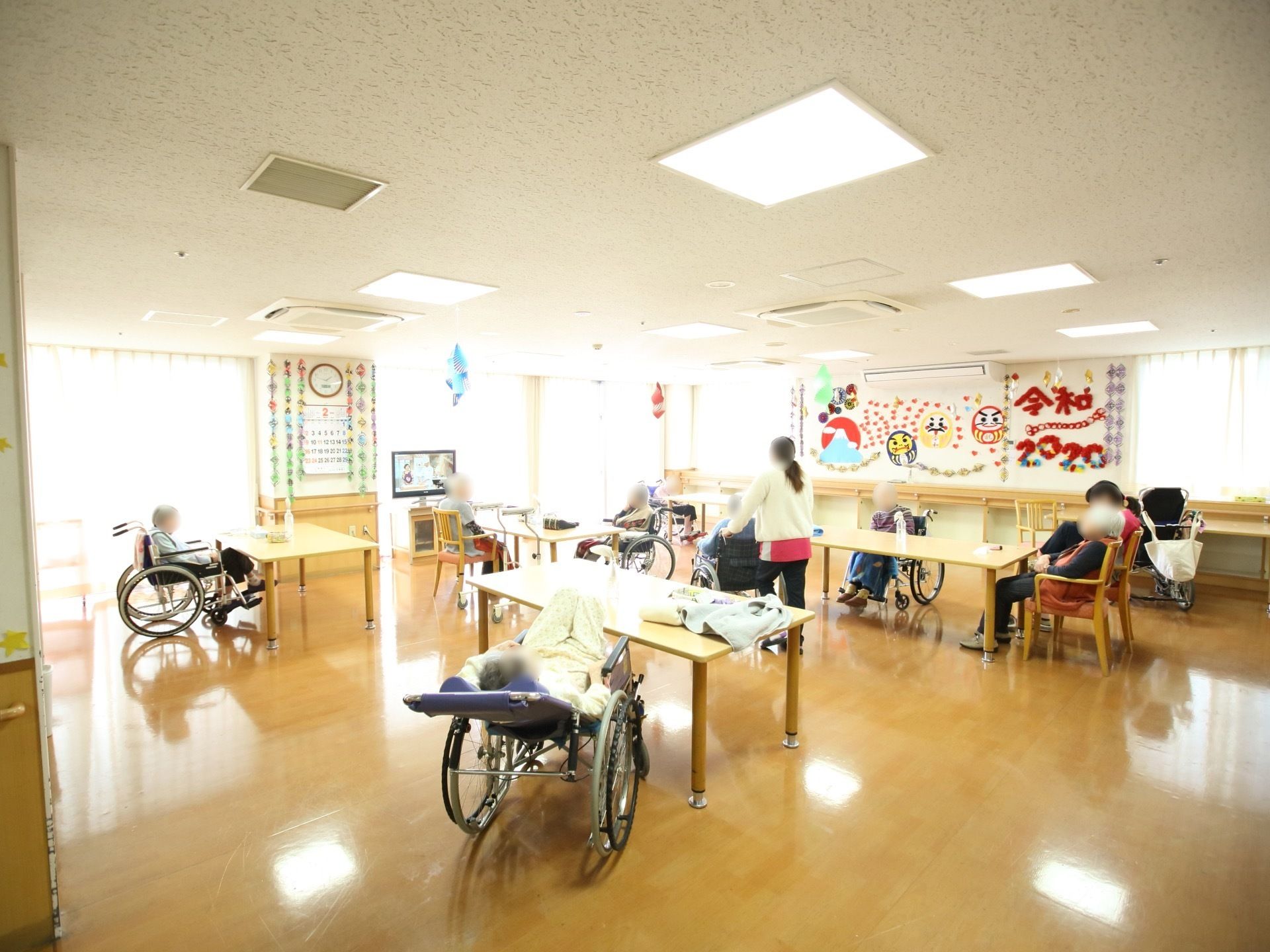 明るく広々とした共有スペースである。テーブルが十分な間隔を置いて配置されているので、車椅子での通行がしやすい。