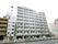 ９階建ての高層マンションを思わせるような建物である。周辺はホテルや商業施設が建ち並ぶ便利な立地である。交通機関を利用しての来訪にも便利。