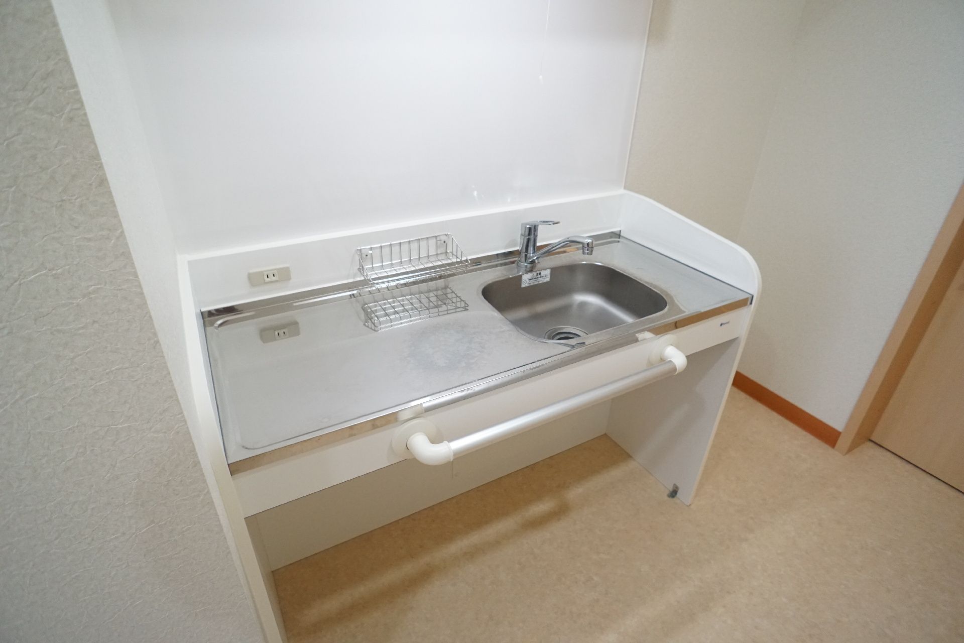 白が基調の簡易キッチン