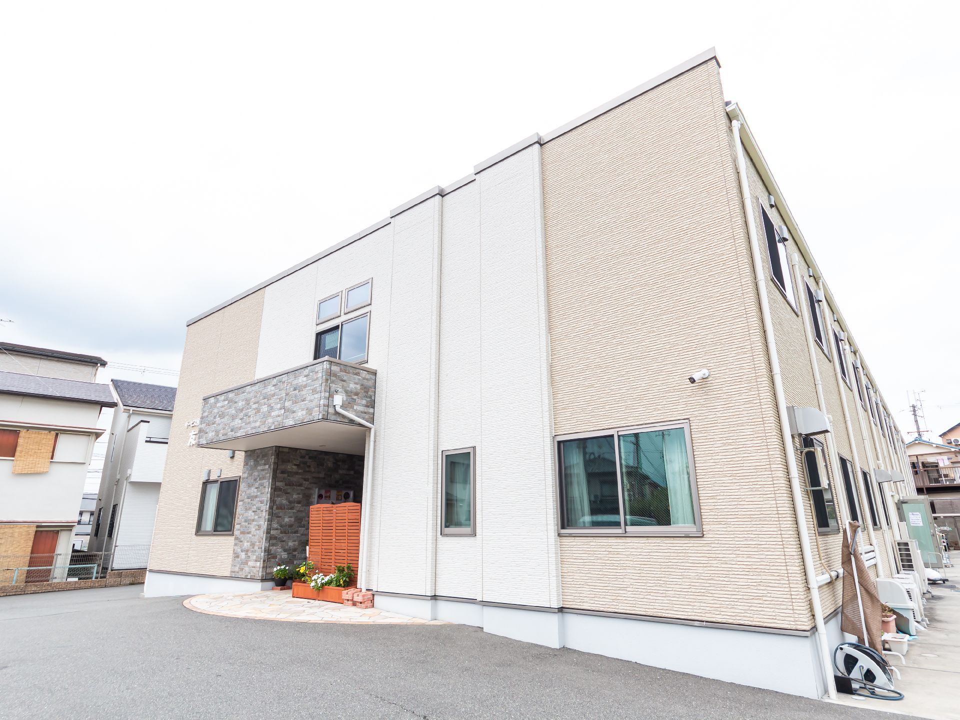 落ち着いた雰囲気の2階建ての施設