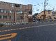 静かな住宅街の建物外観