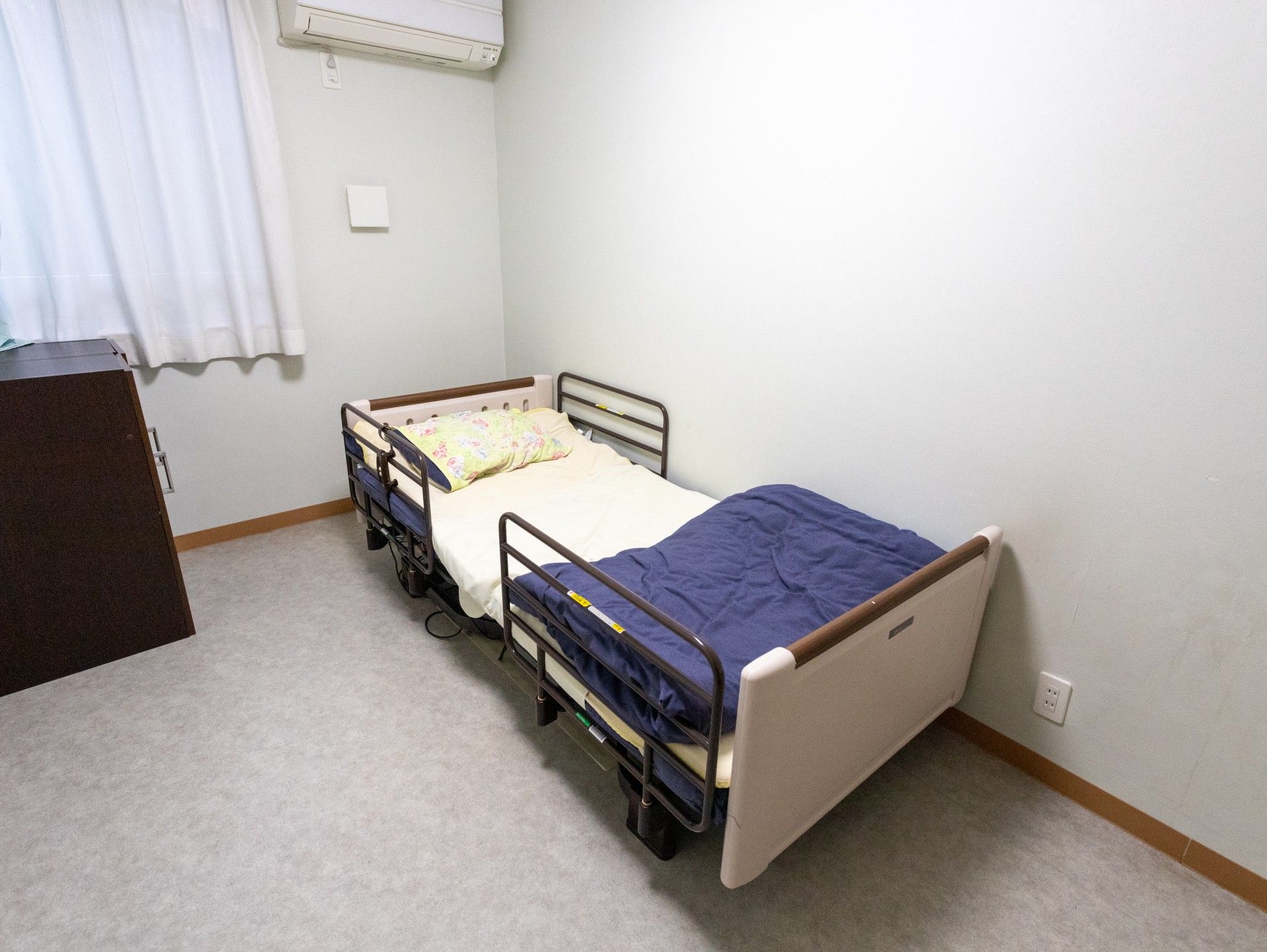 シンプルな寝室