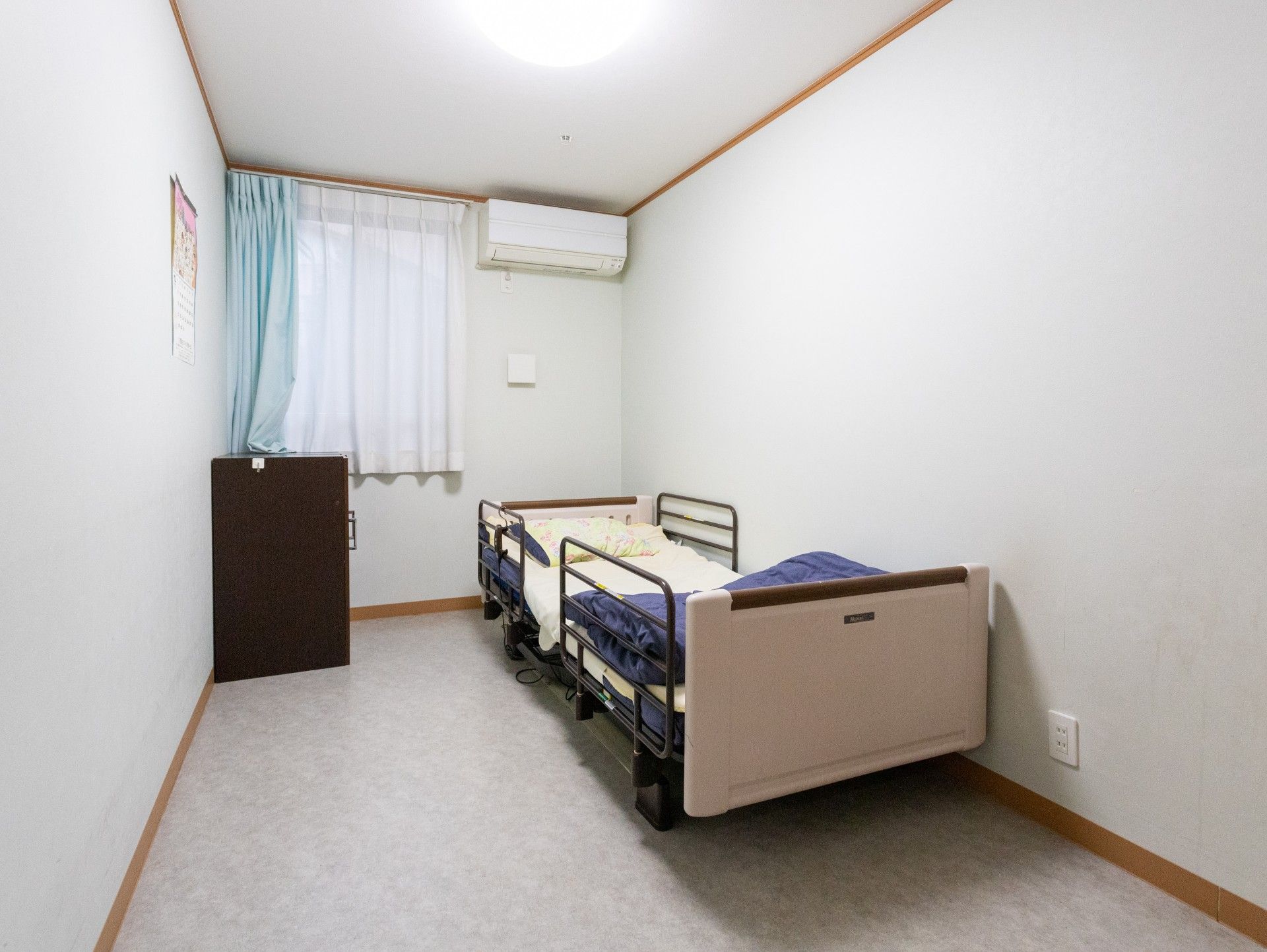 シンプルな個室のベッド