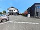 広々とした駐車場の外観