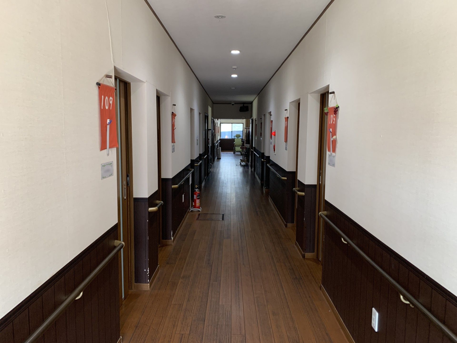 手すり付きの長い廊下