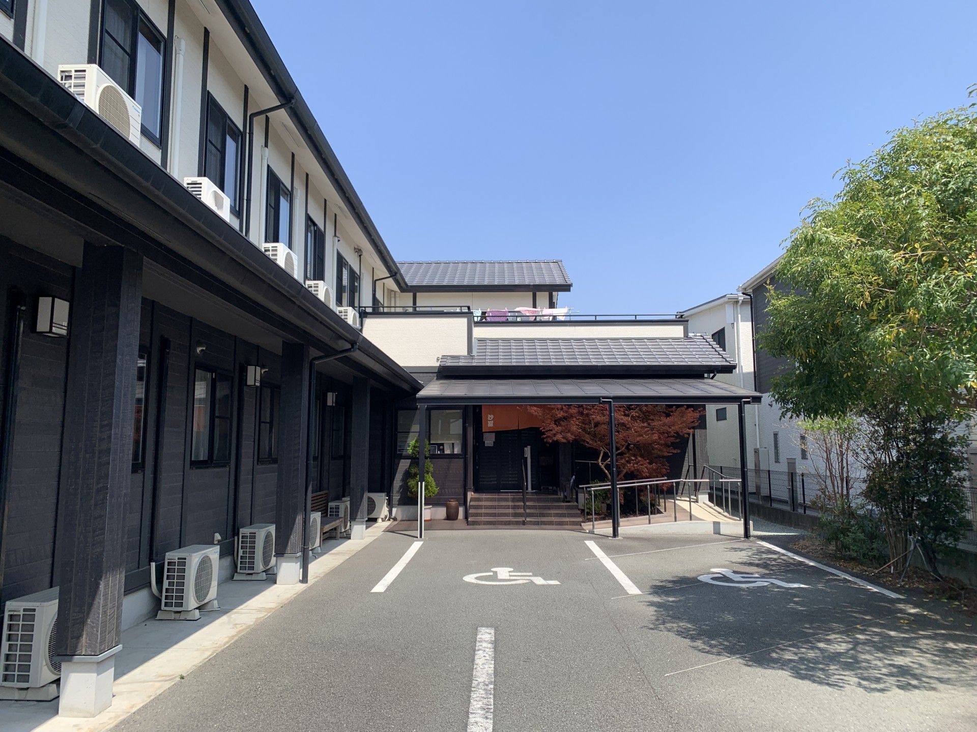 車椅子用駐車スペースの入口