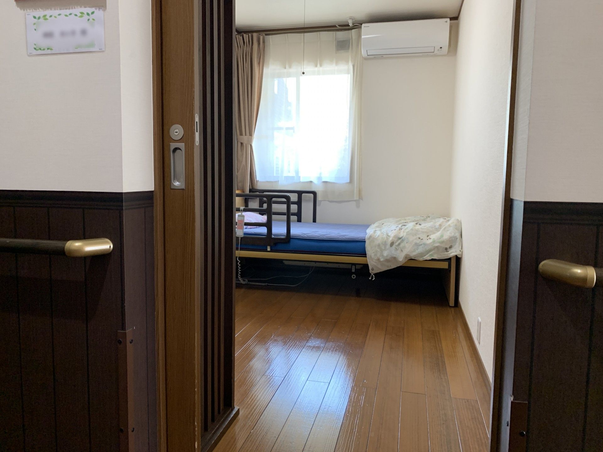 明るい個室の入口