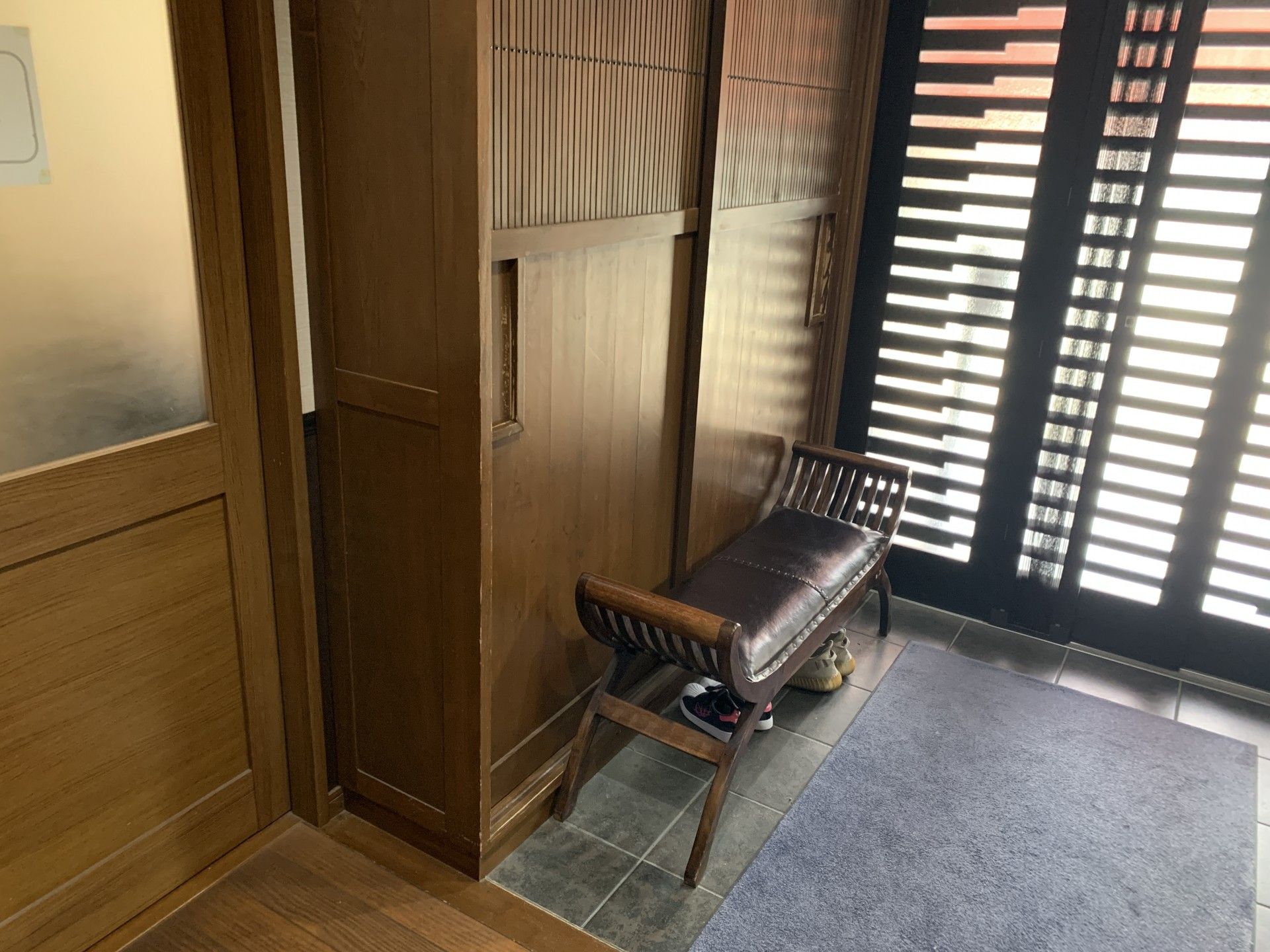 木製のベンチがある玄関