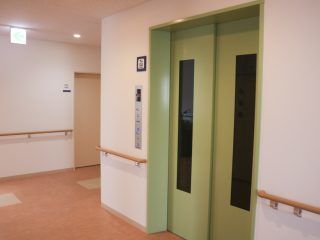 エレベーターホールの様子。廊下に手すりがついているのがわかる
