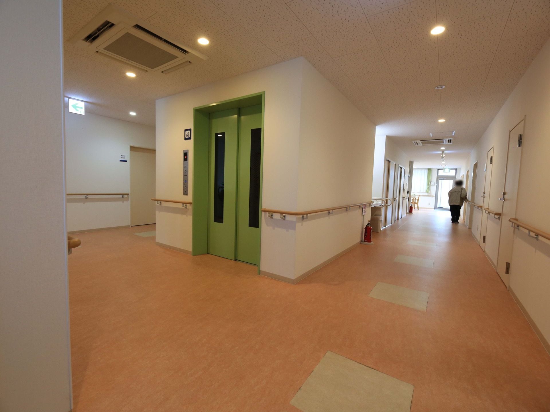 幅の広い通路で、壁には手すりが設置されている。照明がオレンジ系の明かりで明るすぎず、見通しが良いため、通行やすれ違いも安全である。