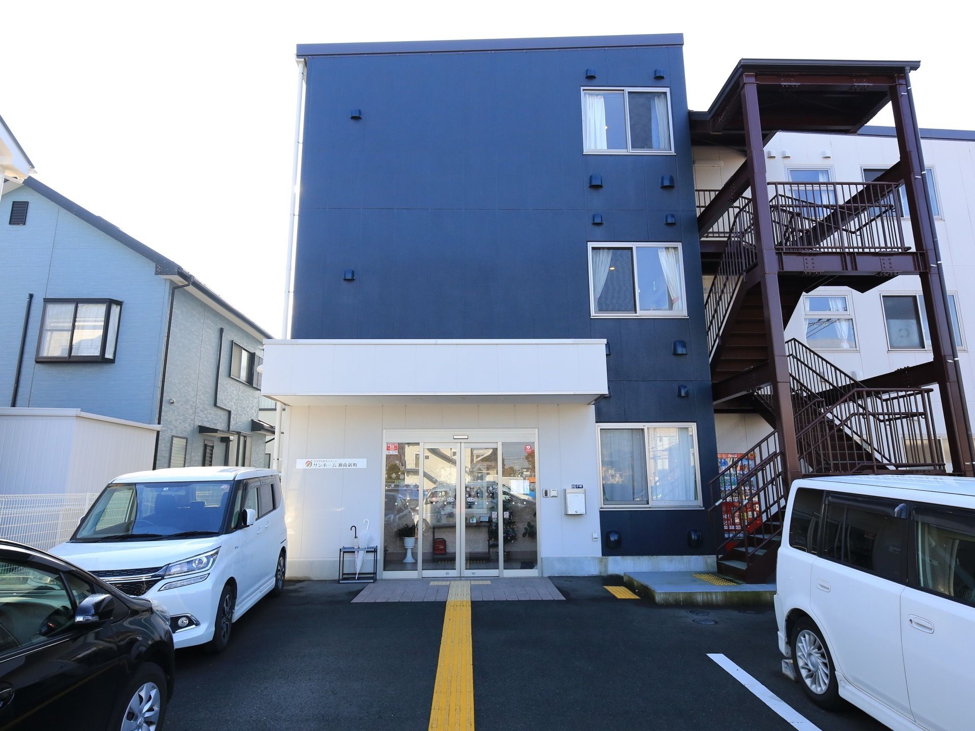 入り口近くに駐車場があり、車での来訪がしやすい。整備された地面には、点字ブロックの誘導があり、入居者様や来訪者様への配慮がある。