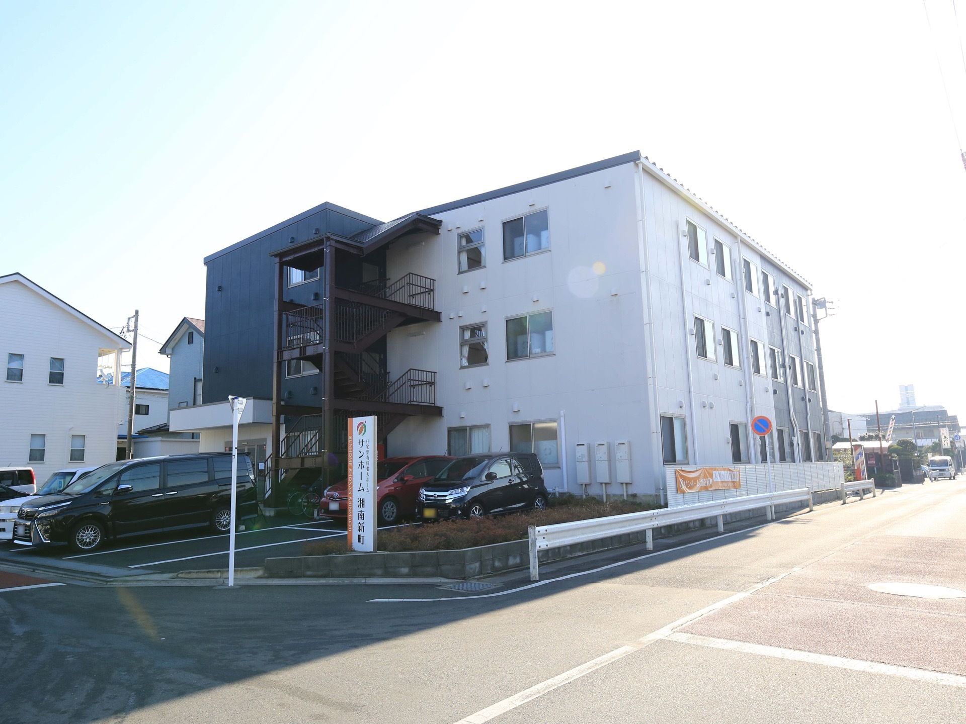 白黒ツートーンの四角い大きな建物で分かりやすい。角地にあり、周辺の道路は広くてアクセスしやすく、駐車場も完備。